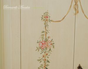 Armadietto stipetto 2 ante in legno laccato con decori stile classico